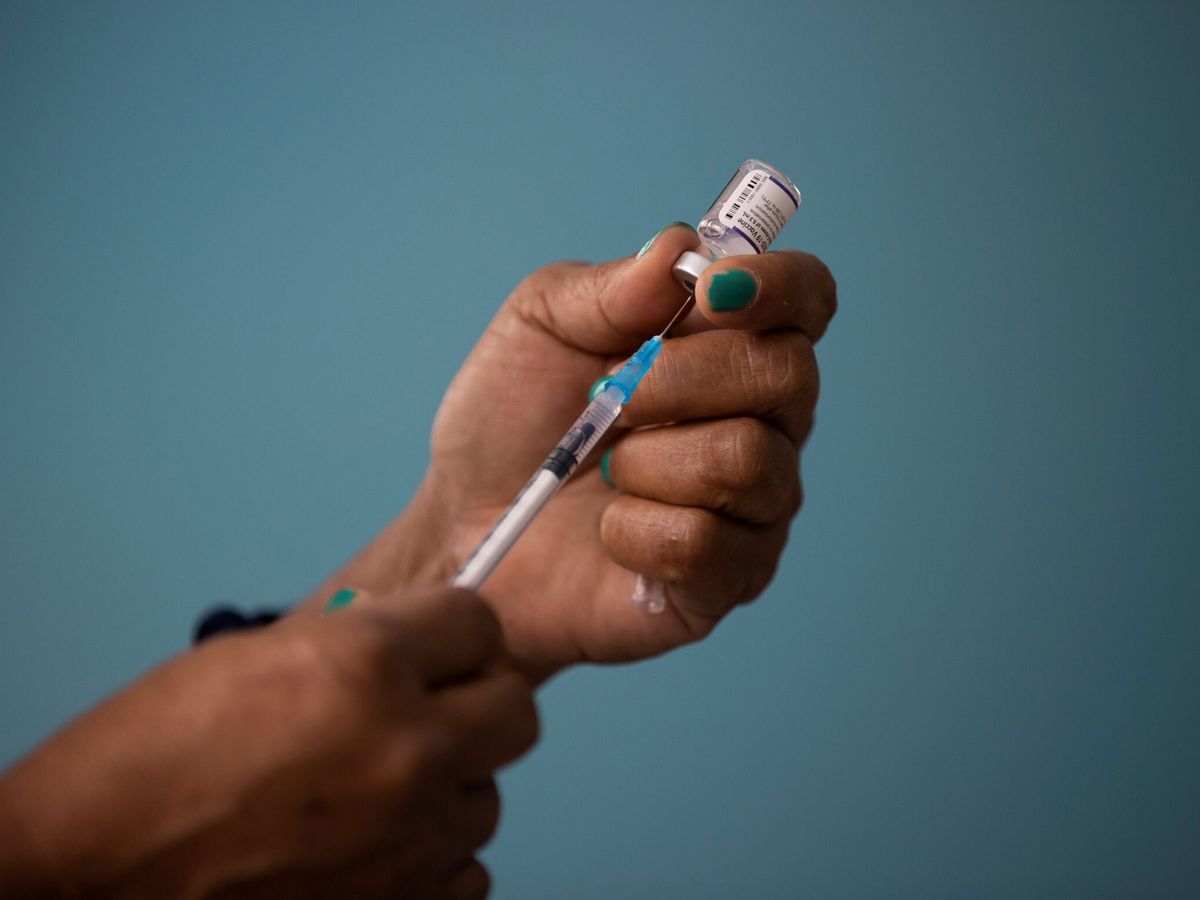 Foto: Una enfermera prepara una dosis de una vacuna. (EFE/Orlando Barría)