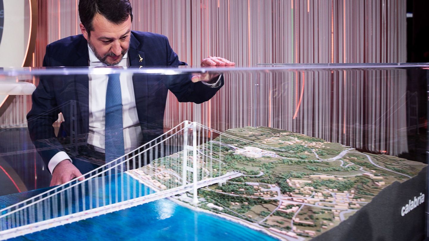 El titular italiano de Transportes, Matteo Salvini, observa una maqueta del puente de Messina. (EFE)