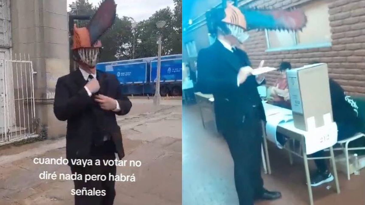 Un simpatizante de Javier Milei acude a votar en Argentina con un disfraz de motosierra