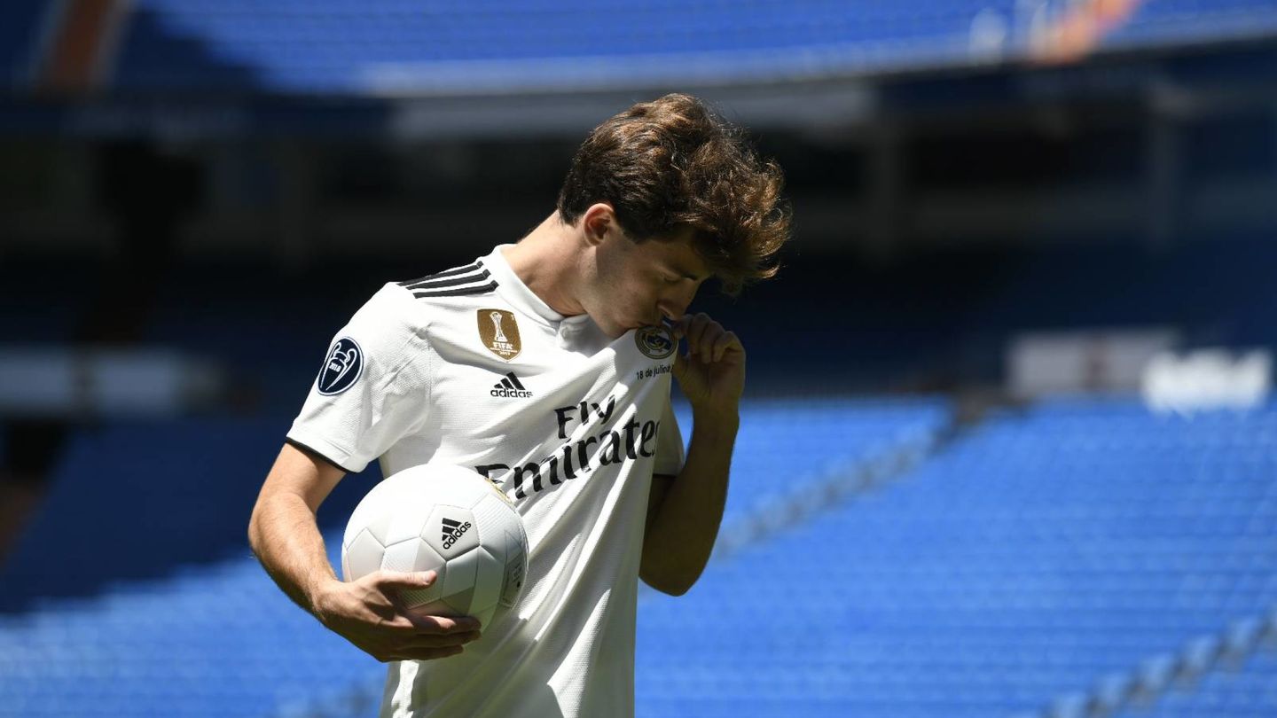 Odriozola besa el escudo del Real Madrid durante su presentación. (Cordon Press)