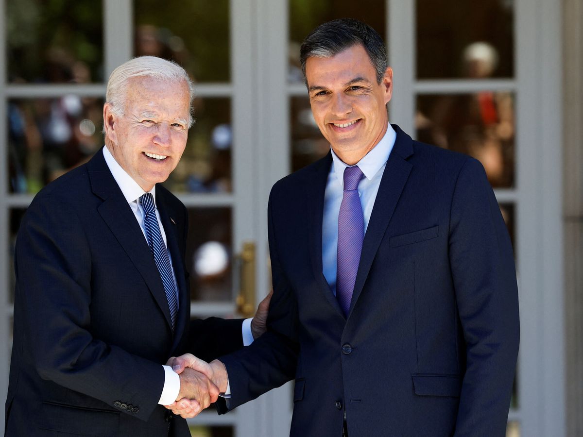 Foto: El presidente de EEUU, Joe Biden, recibido por el presidente del Gobierno, Pedro Sánchez, esta tarde en el Palacio de la Moncloa para mantener un encuentro bilateral. (REUTERS/Juan Medina)