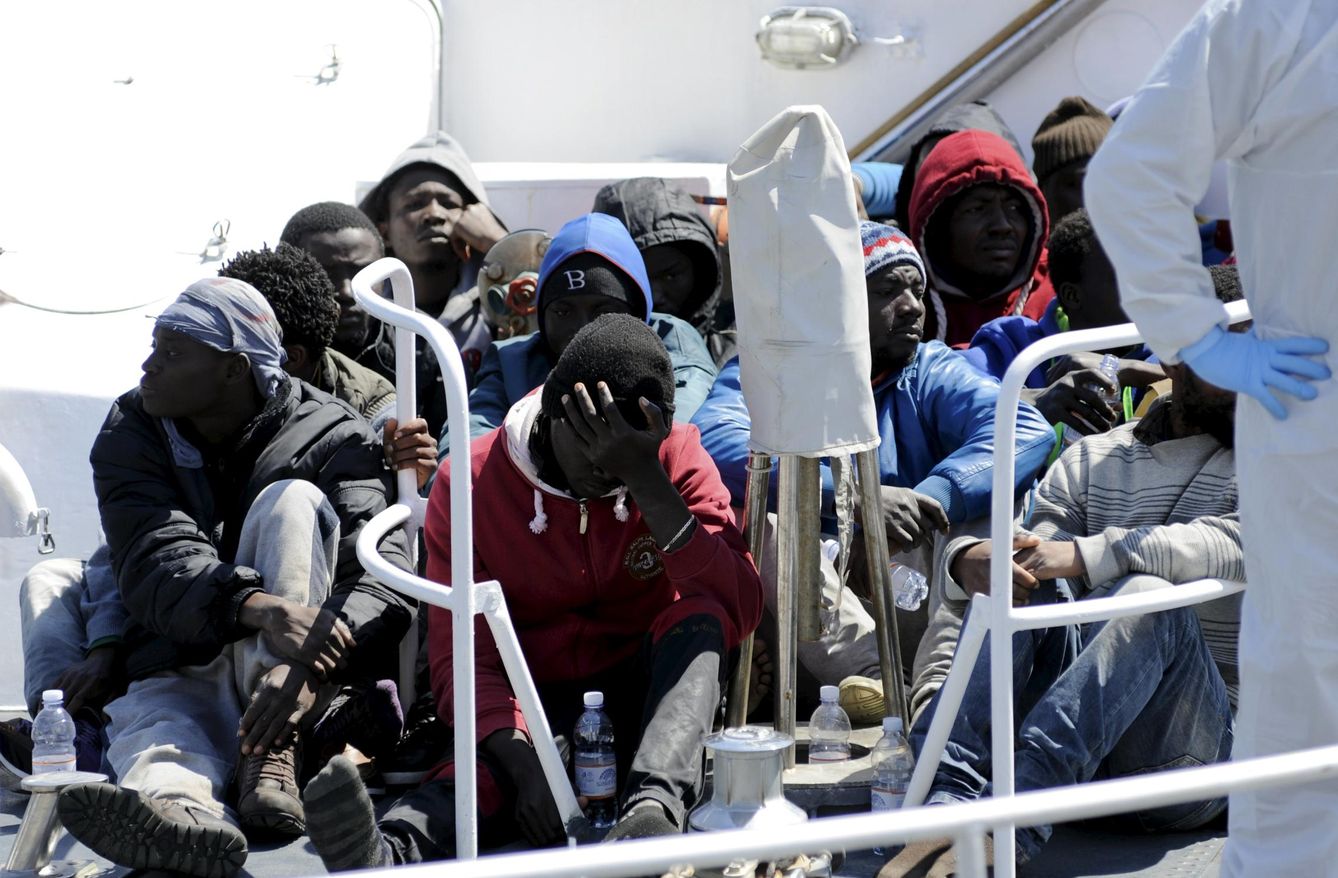 Foto: Inmigrantes a bordo de un buque de la Guardia Costera antes de desembarcar en Palermo (Reuters).