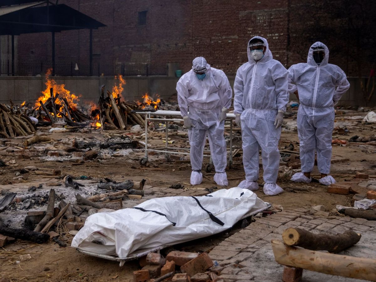 Foto: Cremación de cadáveres de covid-19. (Reuters)