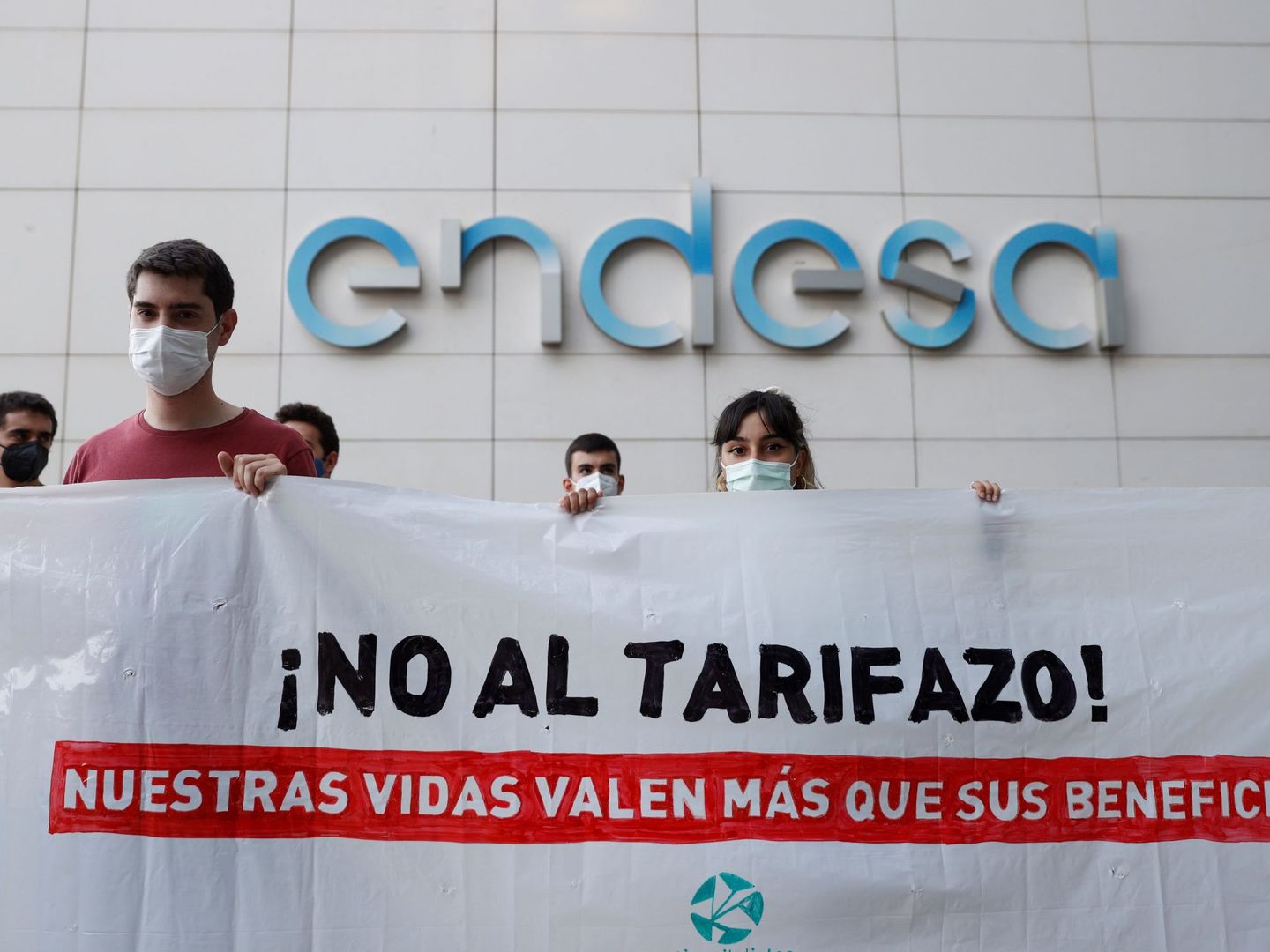 La organización Anticapitalistas protesta por las nuevas tarifas del recibo de la luz frente a la sede de Endesa, en Madrid. (EFE/Mariscal)