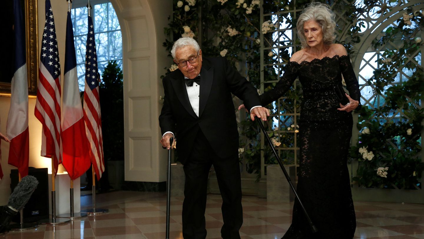 Kissinger junto a su mujer Nancy en una imagen de archivo de 2018. (Reuters)