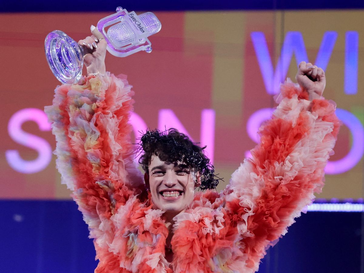 Foto: Nemo Mettler ha ganado el micrófono de cristal en la final del Festival de Eurovisión. (EFE)