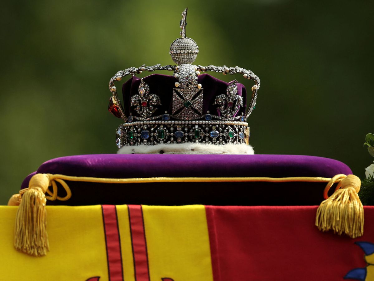 Foto: La corona imperial del Estado colocado encima del féretro de la reina Isabel III. (Reuters)