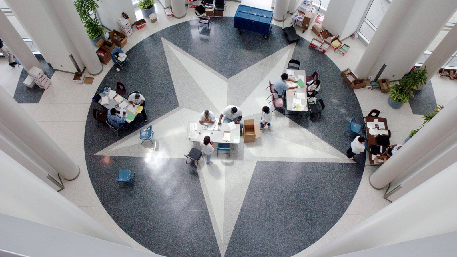 Foto: La estrella del Estado de Tejas en el suelo de una escuela de Houston, en septiembre de 2005 (Reuters)