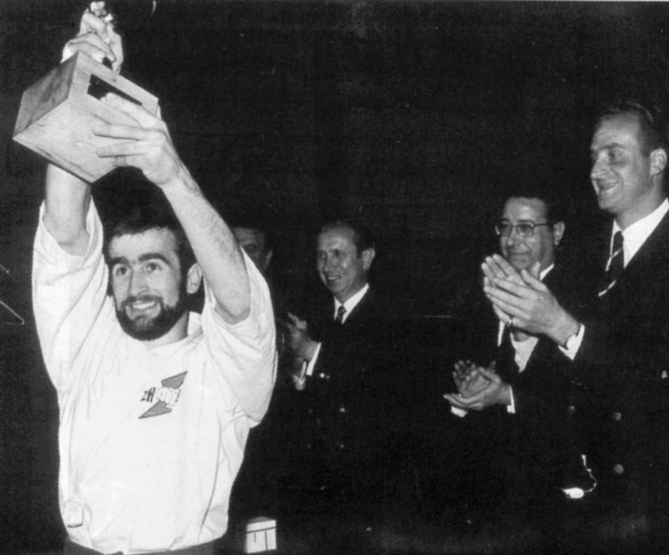 Oliva levanta el título de campeón de España junto al príncipe Juan Carlos (d), Palasí (c) y Samaranch (i).