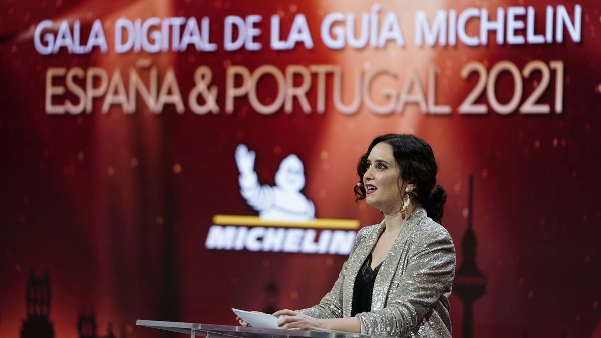 Isabel Ayuso se viste de reina de musical y Cayetana Guillén de princesa Disney