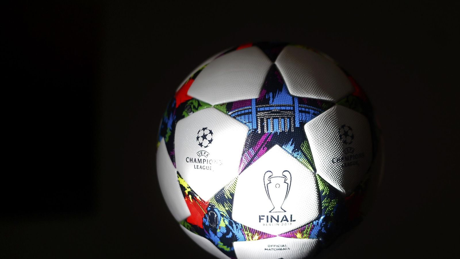 Foto: Balón oficial de la final de Champions del año pasado en Berlín. (Reuters)