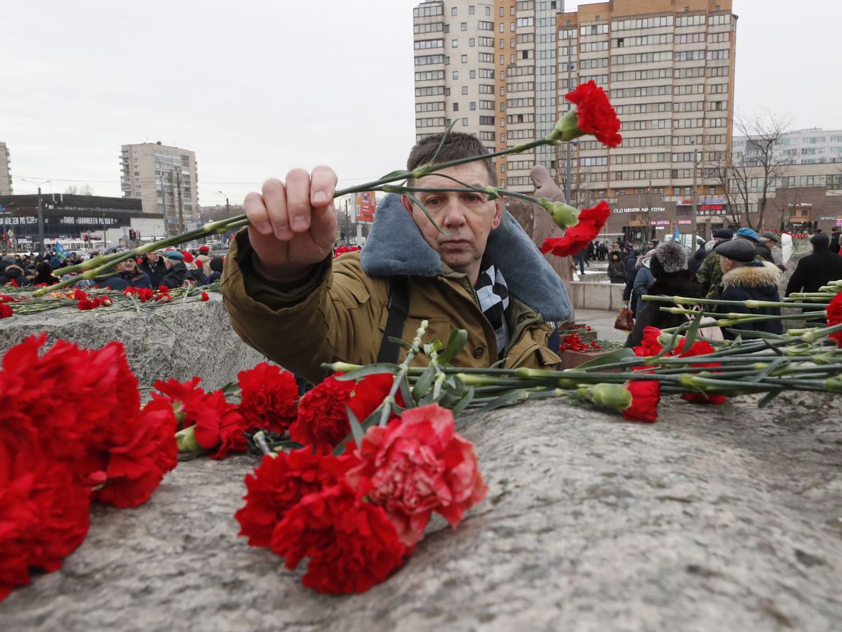 Foto: Un soldado en una ceremonia militar en San Petersburgo. (EFE/Anatoly Maltsev)