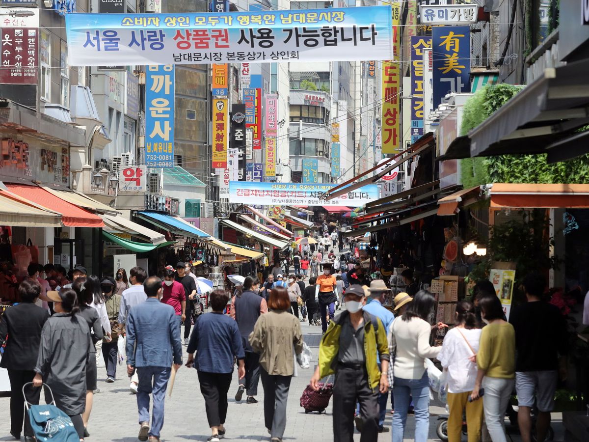Foto: Mercado popular en Seúl en junio de 2020 (EFE)