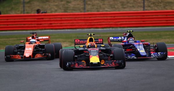 Foto: Fernando Alonso, Max Verstappen, Red Bull Racing y Carlos Sainz, en el pasado GP de Gran Bretaña. (Imago)