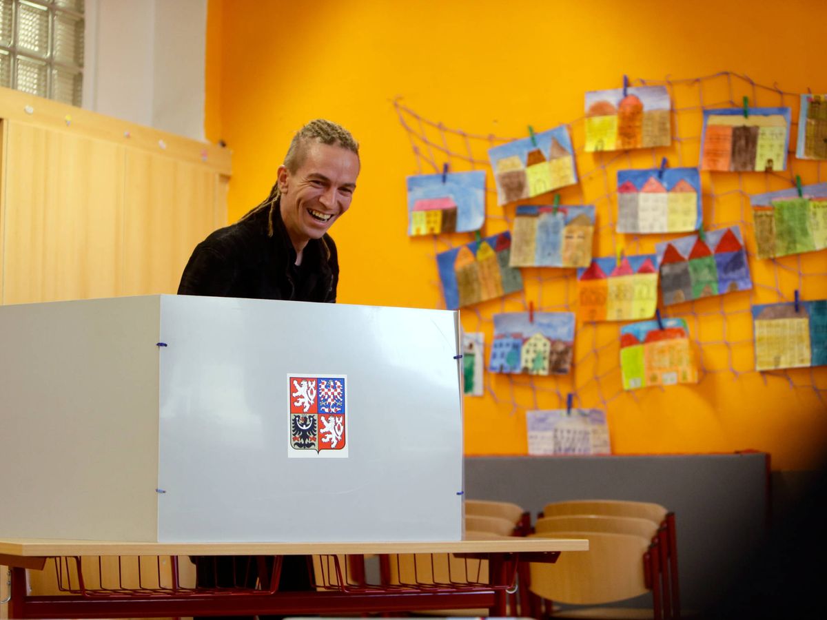 Foto: El líder del Partido Pirata checo Ivan Bartos en una votación en 2017. (Reuters)