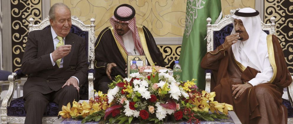 El Rey conversa con Salman bin Abdulaziz al Saud (d), príncipe heredero, a su llegada a Yeda. (Efe)