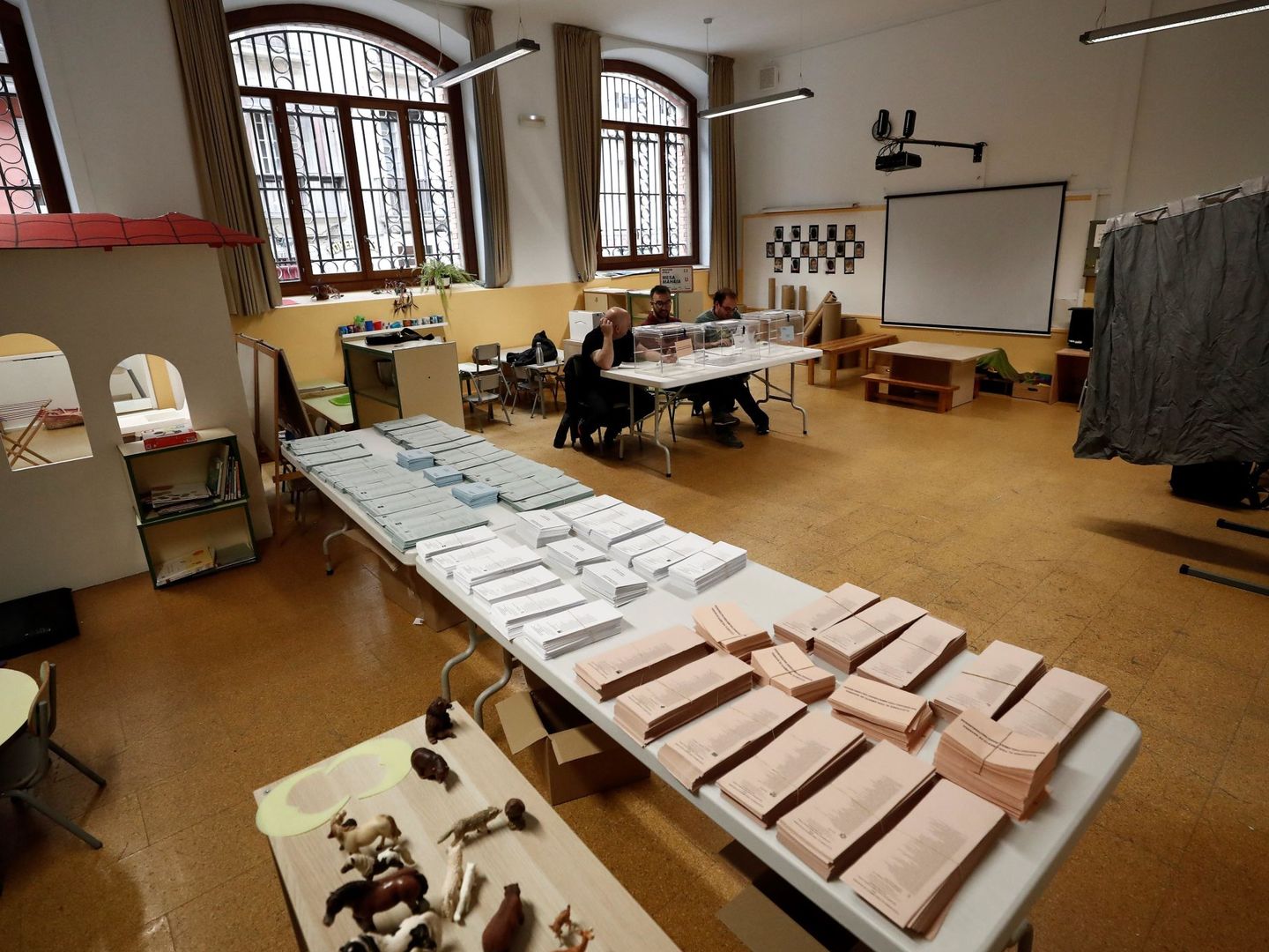Todo preparado en un colegio electoral de Pamplona donde en unos minutos comenzaran los ciudadanos a ejercer su voto. (EFE)