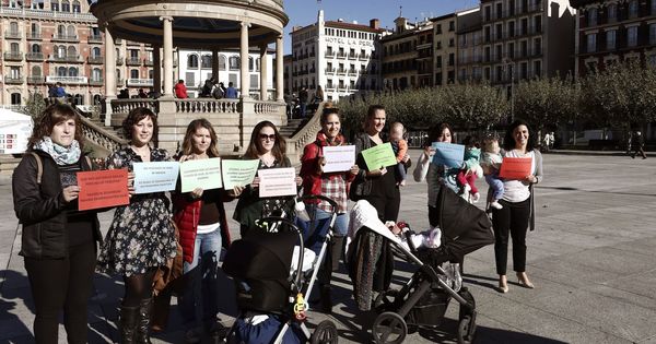 Foto: Un grupo de madres exige en Pamplona la devolución del IRPF en las prestaciones recibidas por maternidad en los últimos años. (EFE)