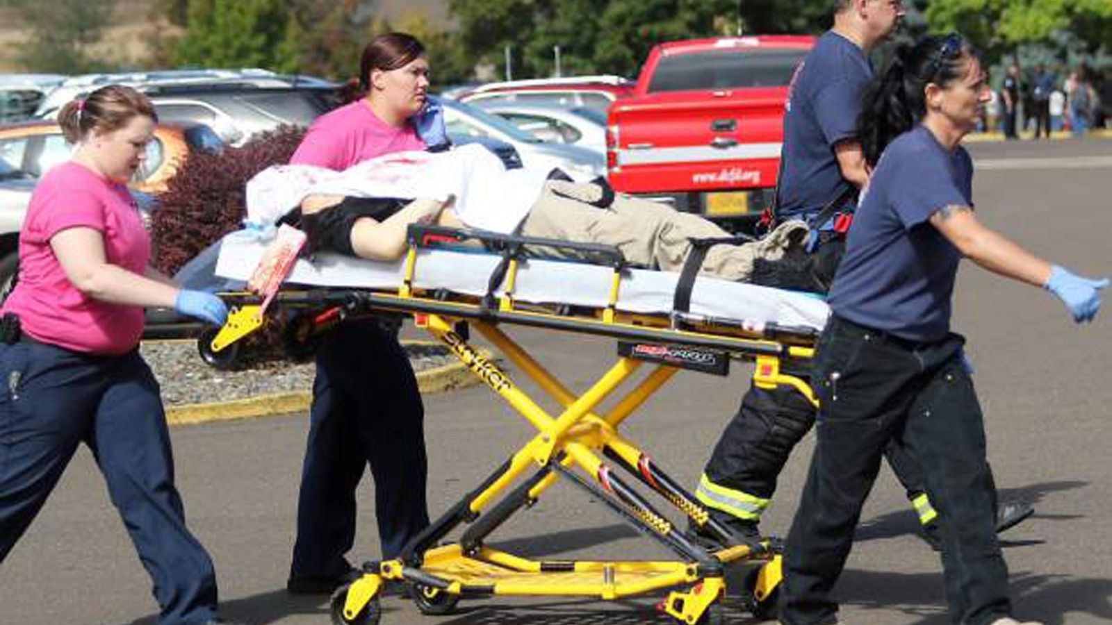 Foto: Sanitarios trasladan a una persona herida durante el tiroteo (Reuters)