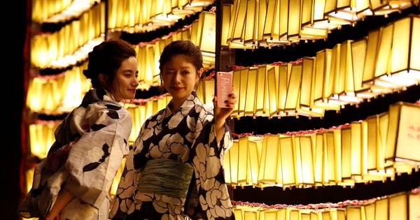 Foto: Dos japonesas posan para un 'selfie' durante el festival Mitama, en Tokio. (Reuters)