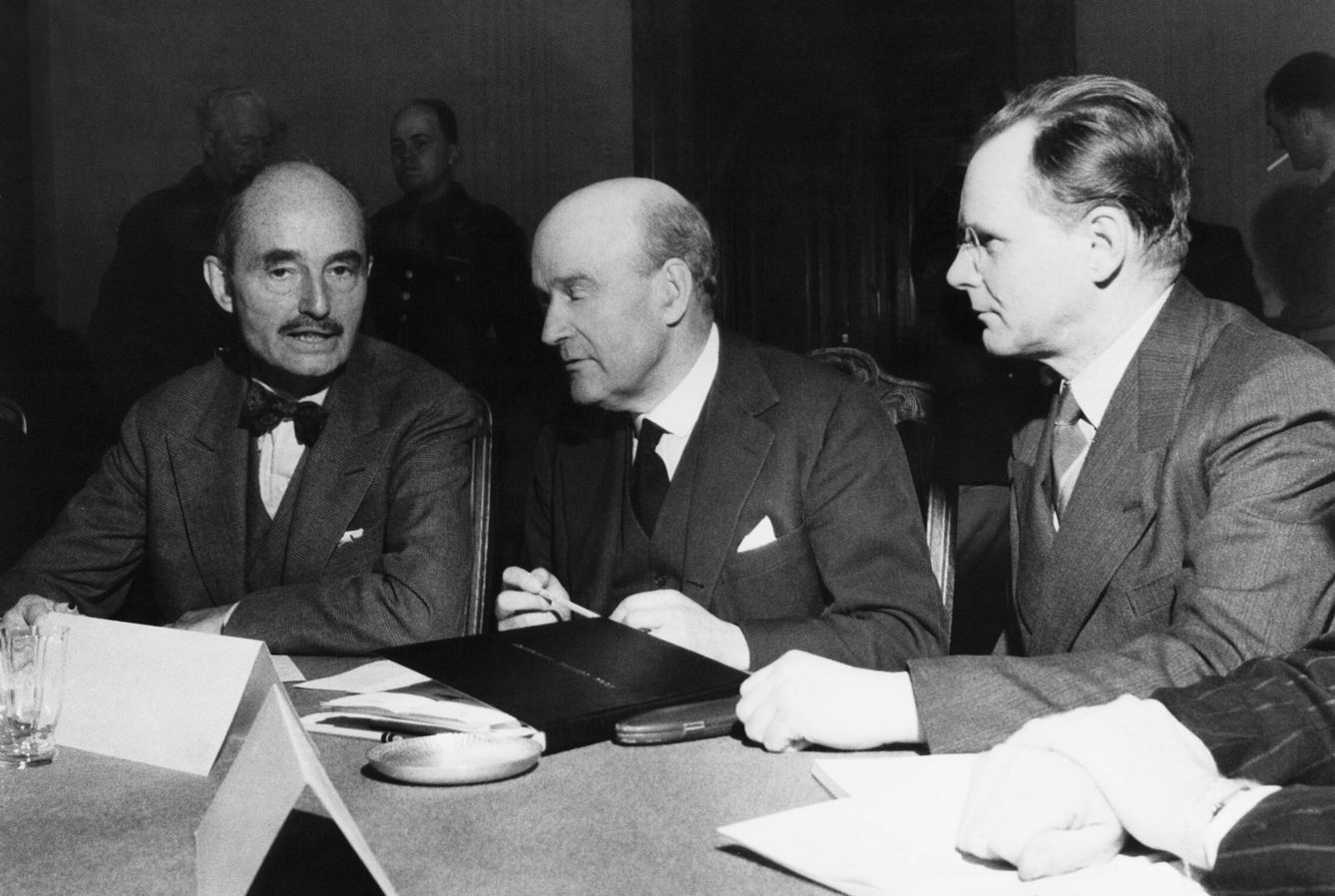 De izquierda a derecha, el juez Francis Biddle, representante de EEUU, Lord Geoffrey Lawrence, el representante británico, y el general Iona Nikitchenko, el representante soviético en un encuentro informa de jueces del Tribunal Militar de Núremberg, en Berlín en octubre de 1945.