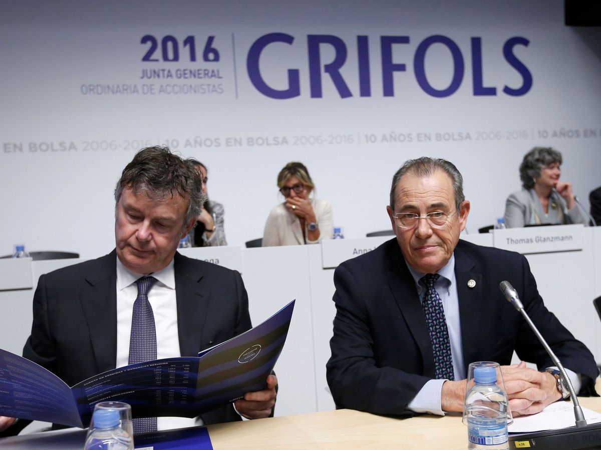 Foto: Víctor Grifols y Tomàs Dagà en una junta de Grifols. (Reuters/Albert Gea)