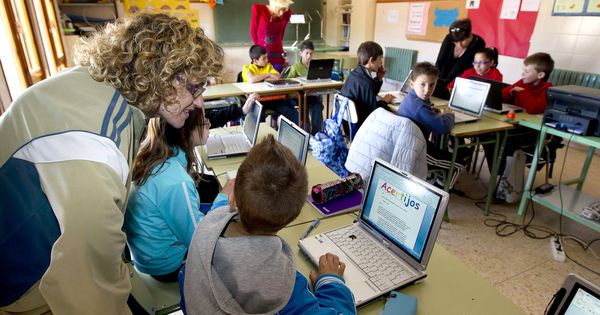 Foto: Alumnos de un colegio de Teruel dando clases con ordenadores (EFE)