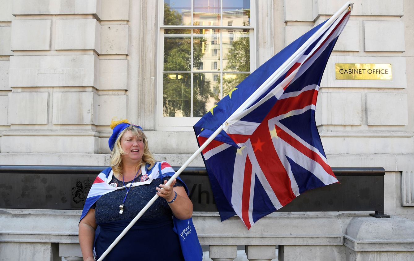 Una mujer protesta contra el Brexit frente a la Cabinet Office en Londres. (Reuters)