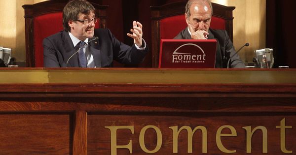 Foto: El presidente de la Generalitat, Carles Puigdemont (d), junto al presidente de Foment del Treball, Joaquim Gay de Montellà (d). (EFE)
