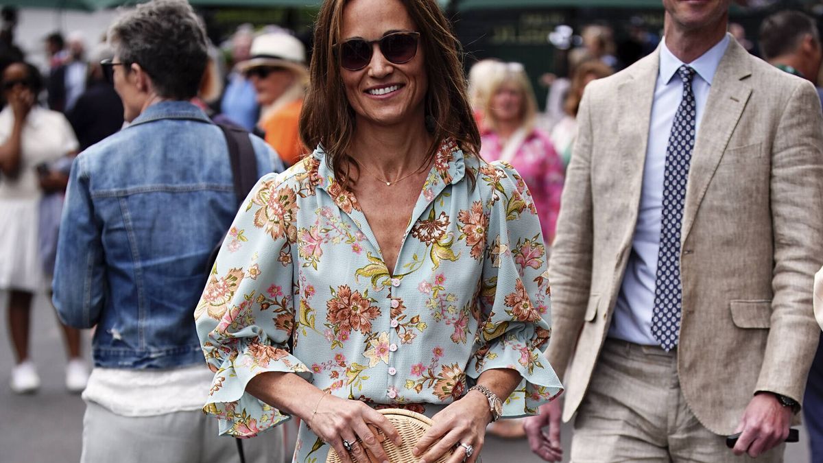 Pippa Middleton sonriente, con look floral setentero y rodeada de estrellas, en Wimbledon