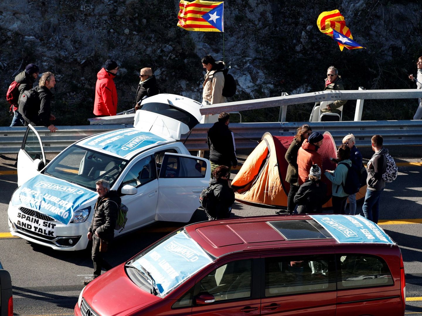 Centenares de personas participan en el corte de la autopista que enlaza España y Francia en el paso de Le Perthus. (EFE)