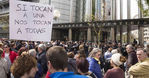 Foto: Cientos de personas se concentran frente al Palacio de Justicia de Vitoria en protesta por la sentencia que declara culpable de un delito continuado de abuso sexual. (EFE)