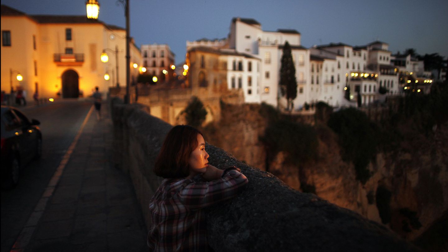 Una turista observa el paisaje desde el 'Puente Nuevo' de Ronda, cerca de Málaga (Reuters). 