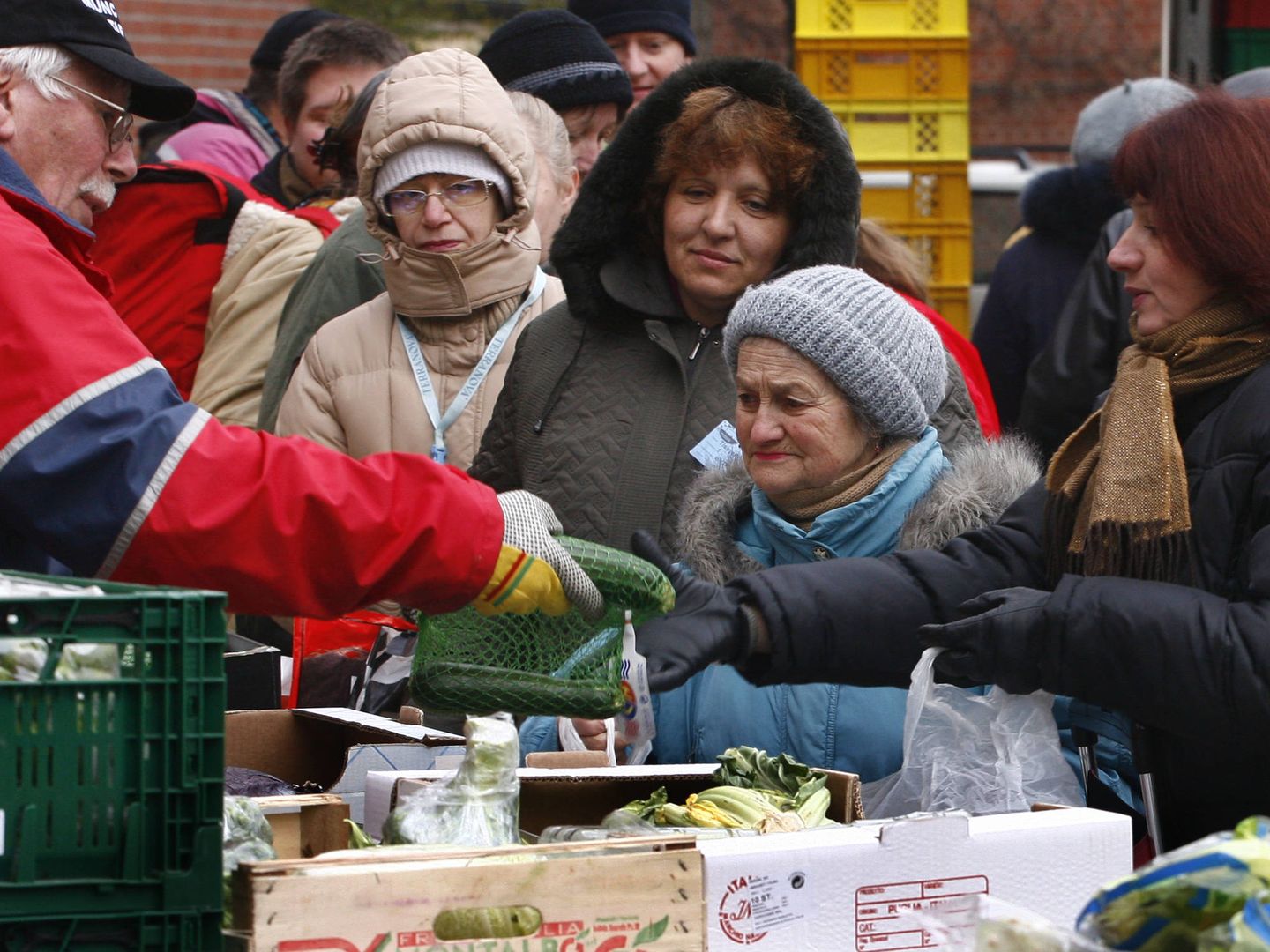 Alemanes reciben comida de la organización Muenchner Tafel, que ofrece alimentos donados por supermercados, en Múnich. (Reuters)