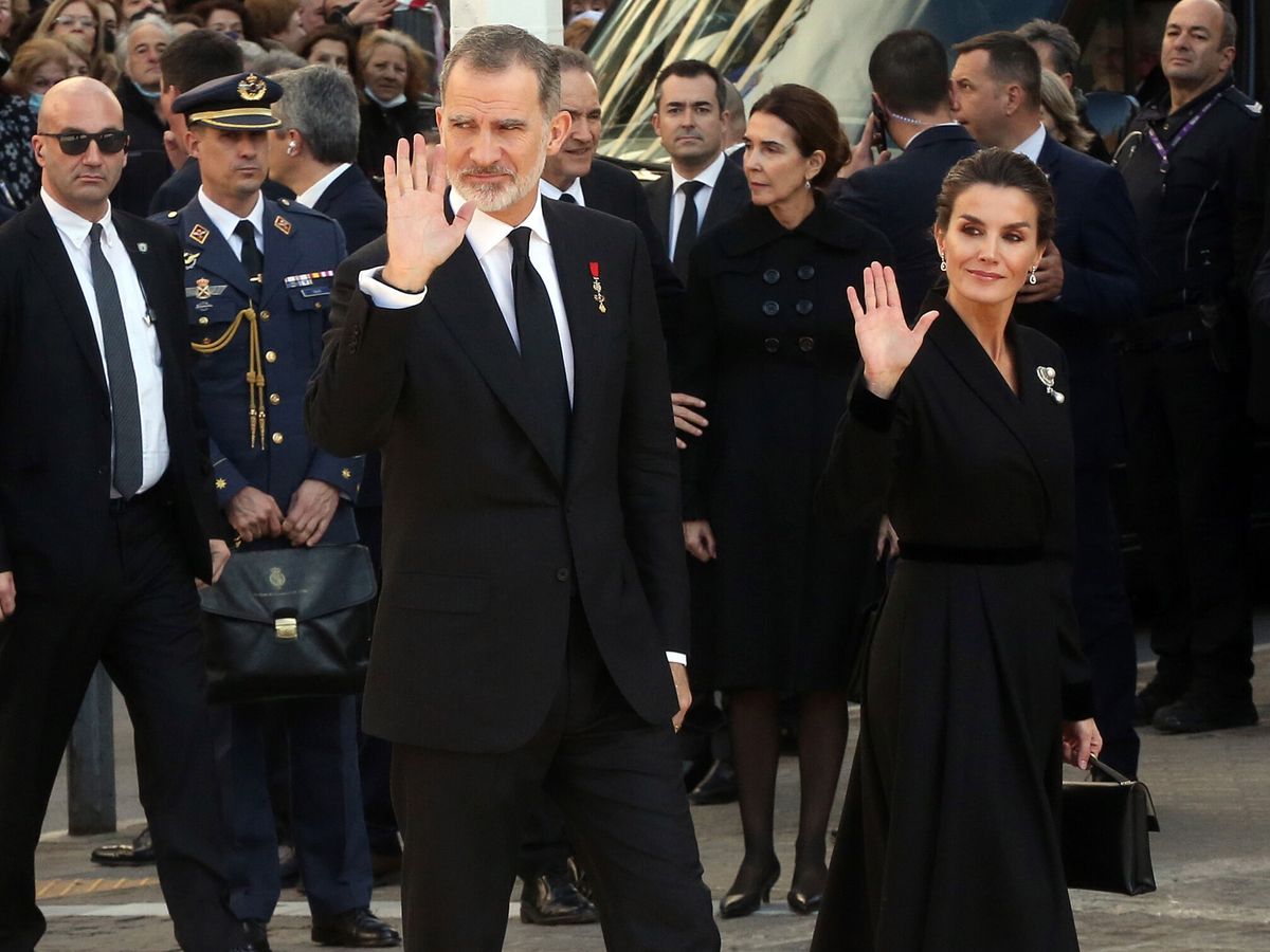 Foto: Felipe y Letizia, a su llegada al funeral de Constantino de Grecia. (EFE/EPA/Orestis Panagiotou)