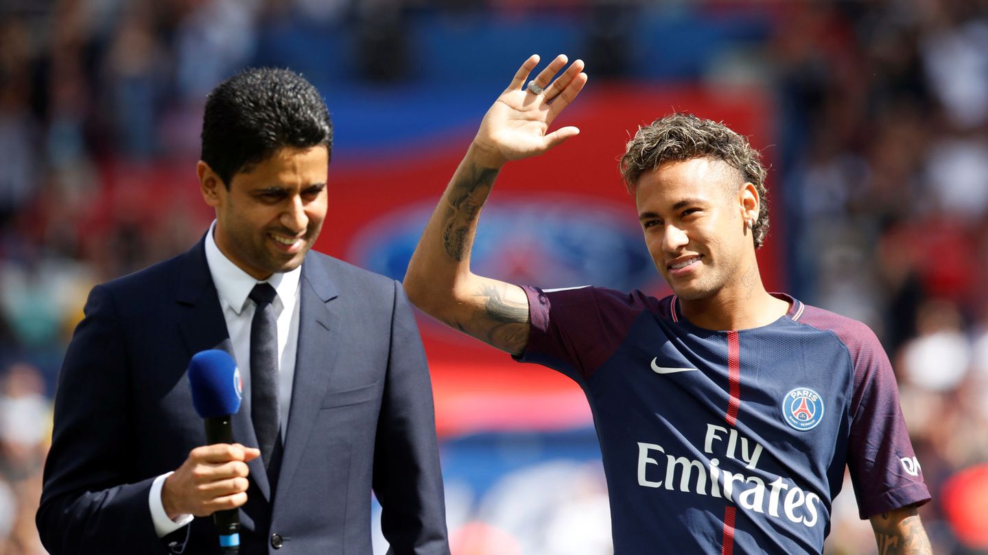 Al-Khelaifi y Neymar, durante la presentación del brasileño como jugador del PSG. (Reuters)