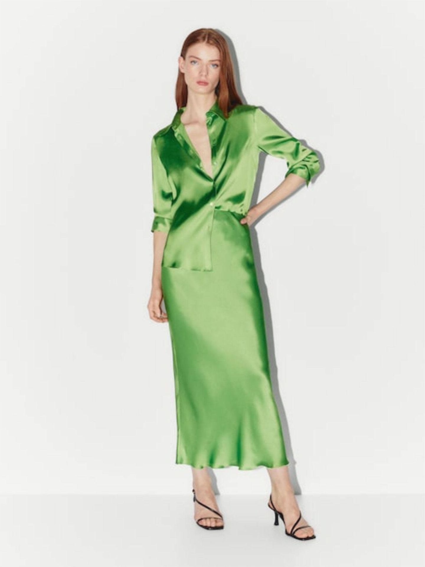 Conjunto de camisa y falda satinadas de color verde. (Massimo Dutti/Cortesía)