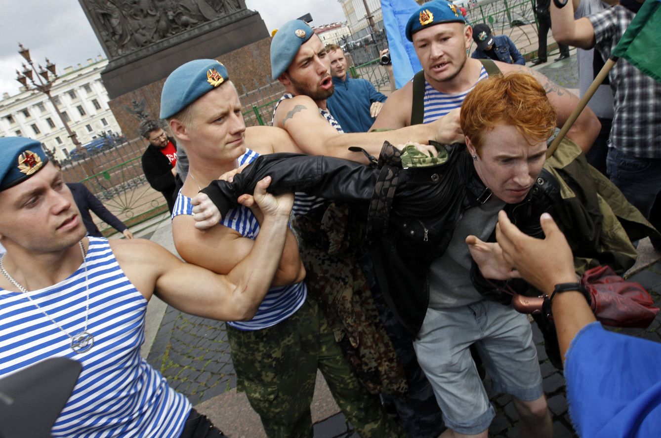Antiguos paracaidistas rusos detienen al activista de derechos LGTB Kirill Kalugin en San Petersburgo, el 2 de agosto de 2013. (Reuters)
