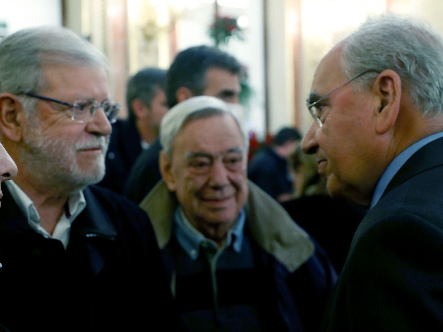 Alfonso Guerra conversa con el expresidente extremeño Juan Carlos Rodríguez Ibarra en la capilla ardiente de Manuel Marín, este 5 de diciembre en el Congreso. (EFE)