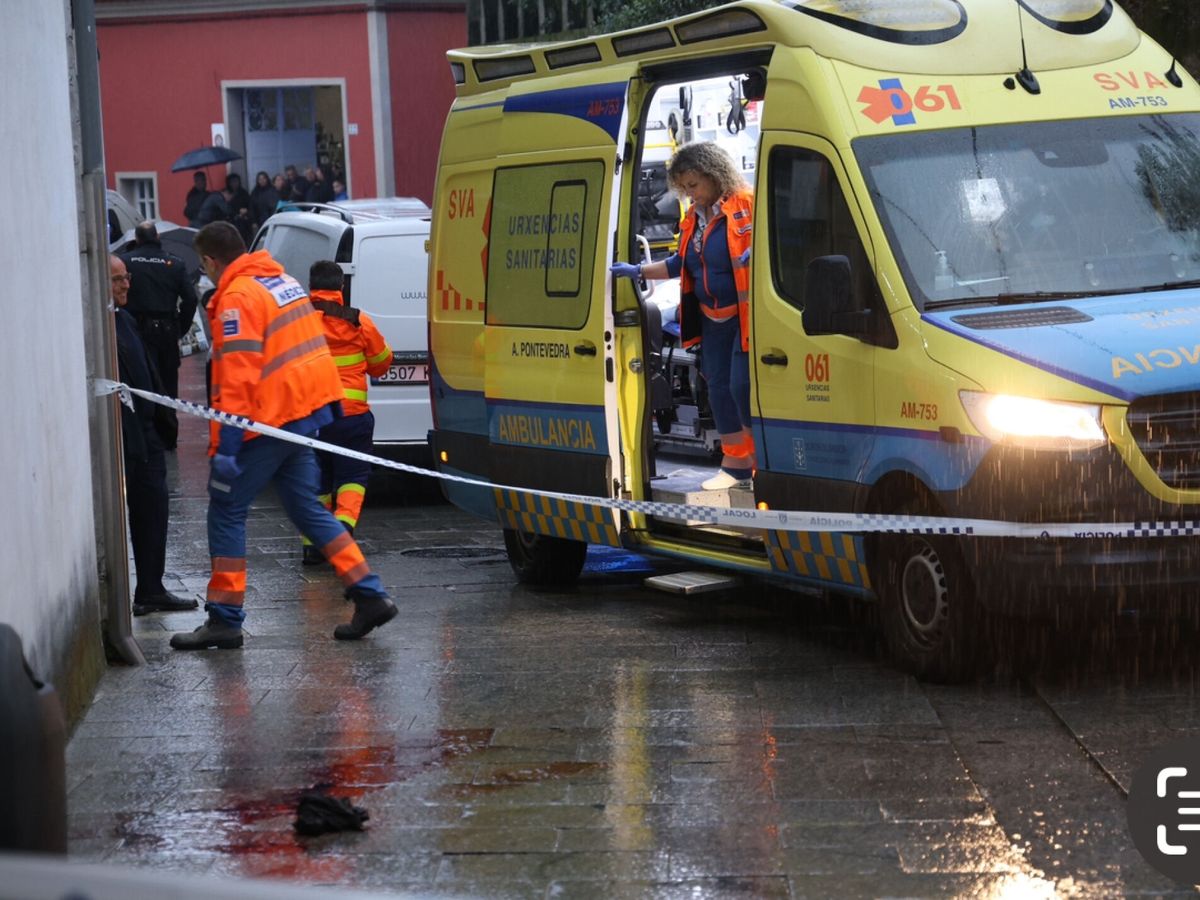 Foto: Una ambulancia medicalizada en Pontevedra. (EFE/Sxenick)