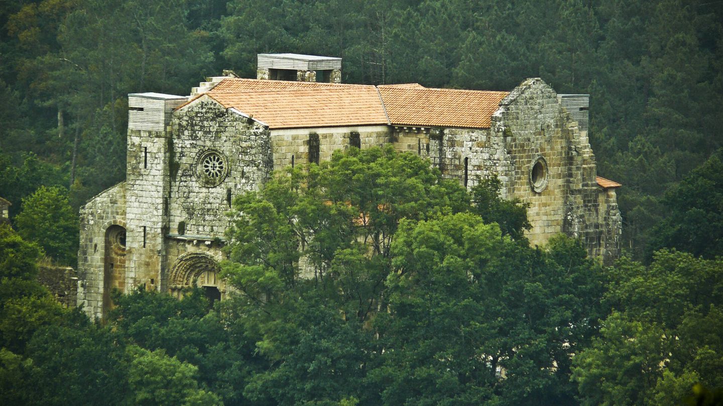 Vista del monasterio de San Lorenzo de Carboeiro. (Wikimedia / De Alma)