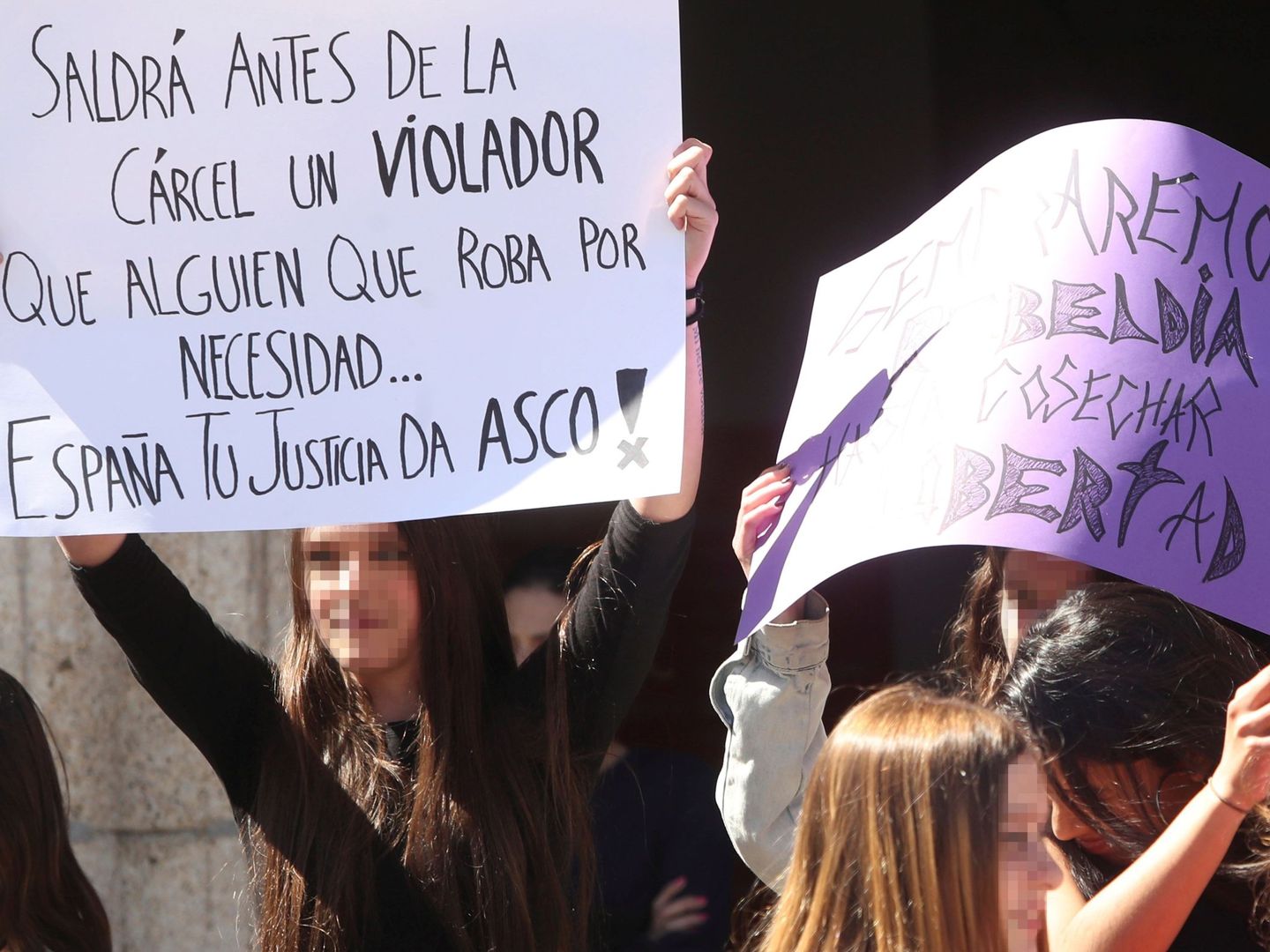 Concentración de estudiantes en Ponferrada en protesta por la sentencia de La Manada. (EFE)