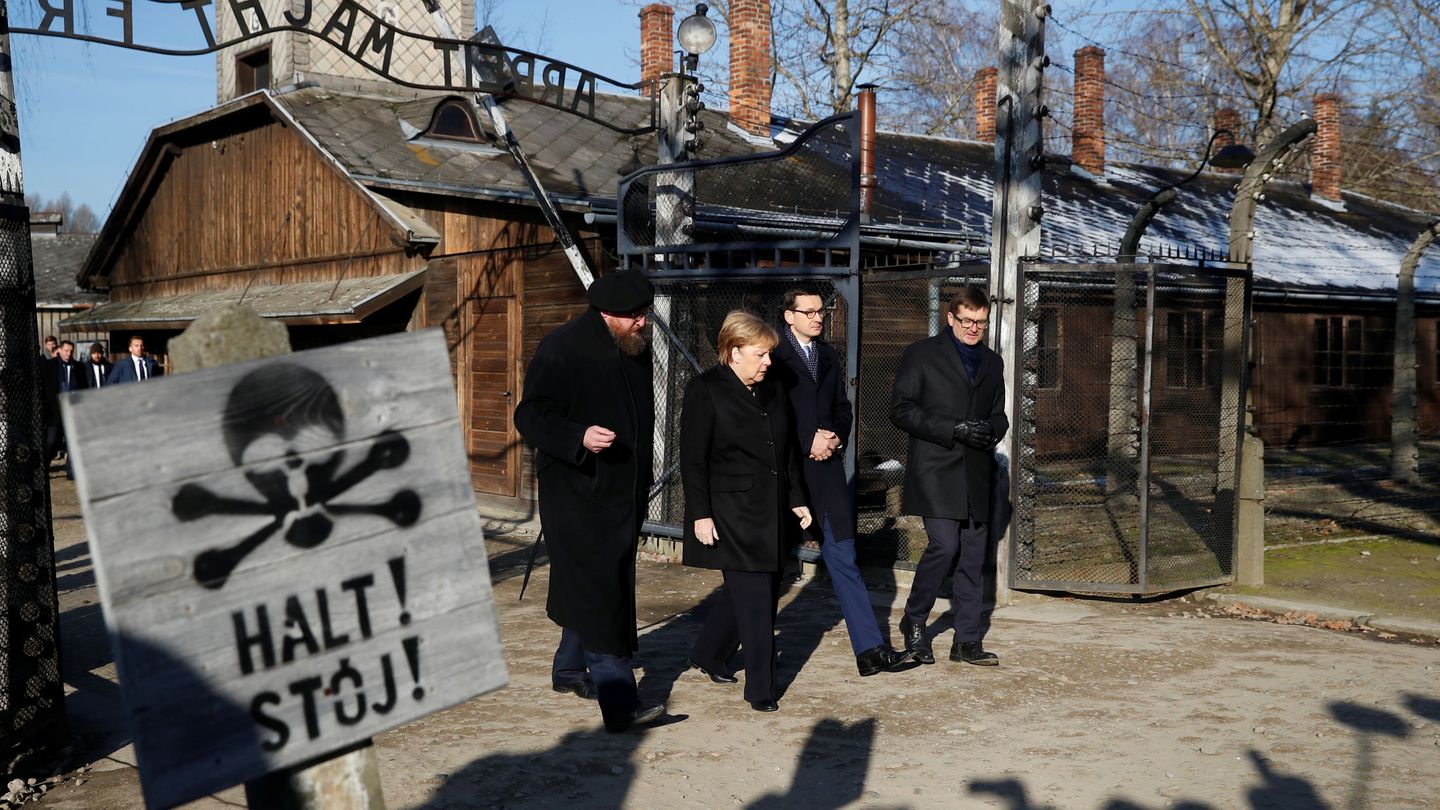 Angela Merkel, el primer ministro polaco Mateusz Morawiecki y el director del memorial de Auschwitz, Piotr Cywinski. (Reuters)