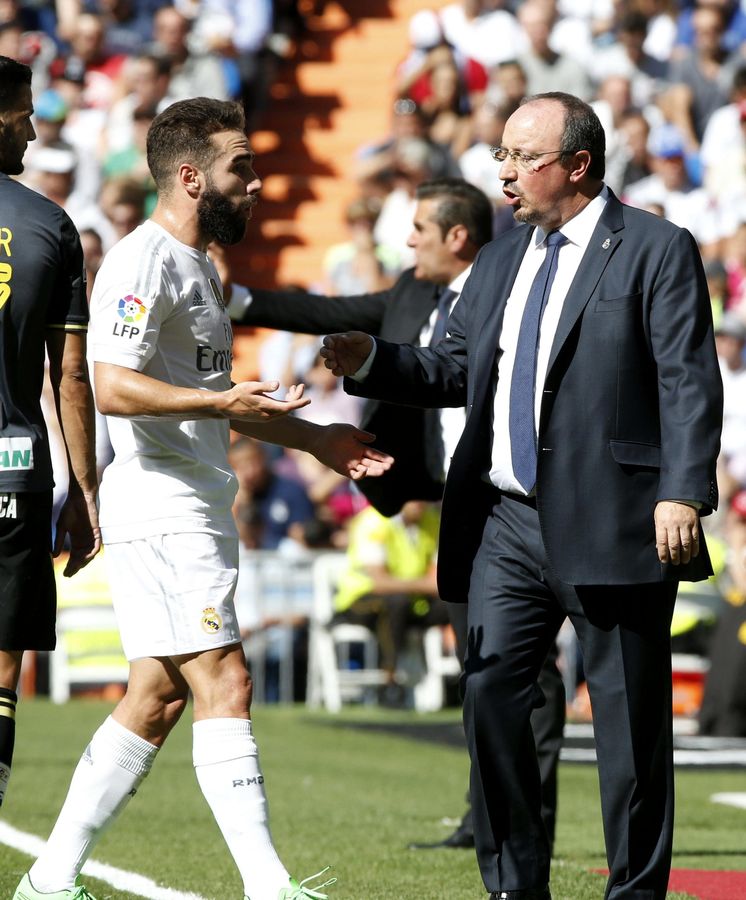 Foto: Rafa Benítez, con Carvajal, en el partido del Real Madrid ante el Granada (Efe)