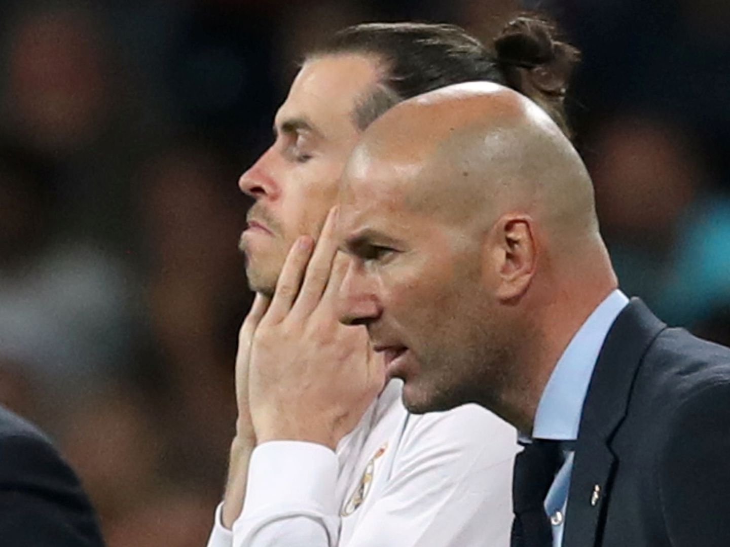 Bale, con los ojos cerrados, antes de salir al campo en un cambio de Zidane. (Reuters)