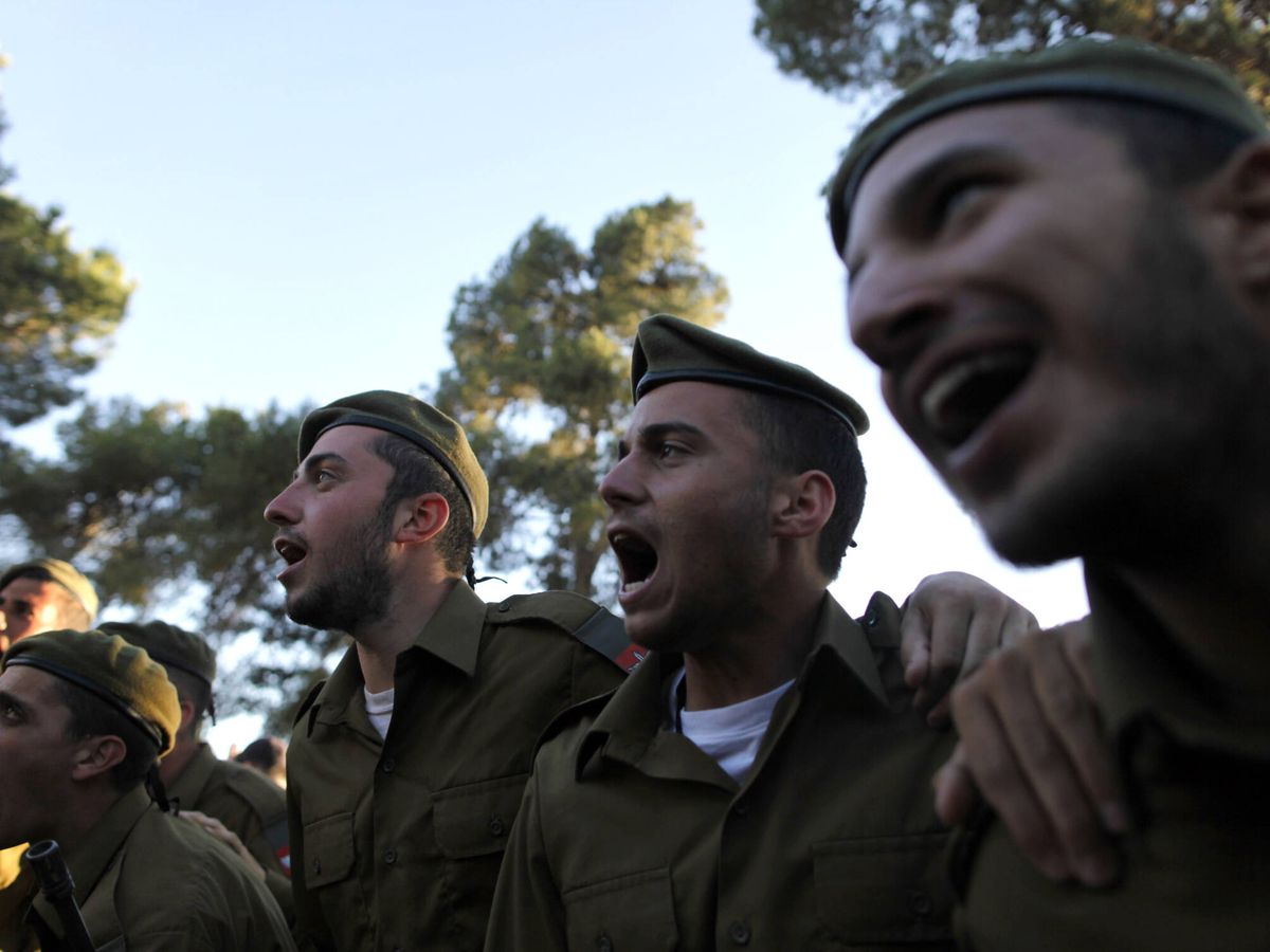 Foto: Voluntarios israelíes ultraortodoxos del batallón Netzah Yehuda se preparan para una ceremonia de graduación militar . (Getty Images/Archivo/Lior Mizrahi)