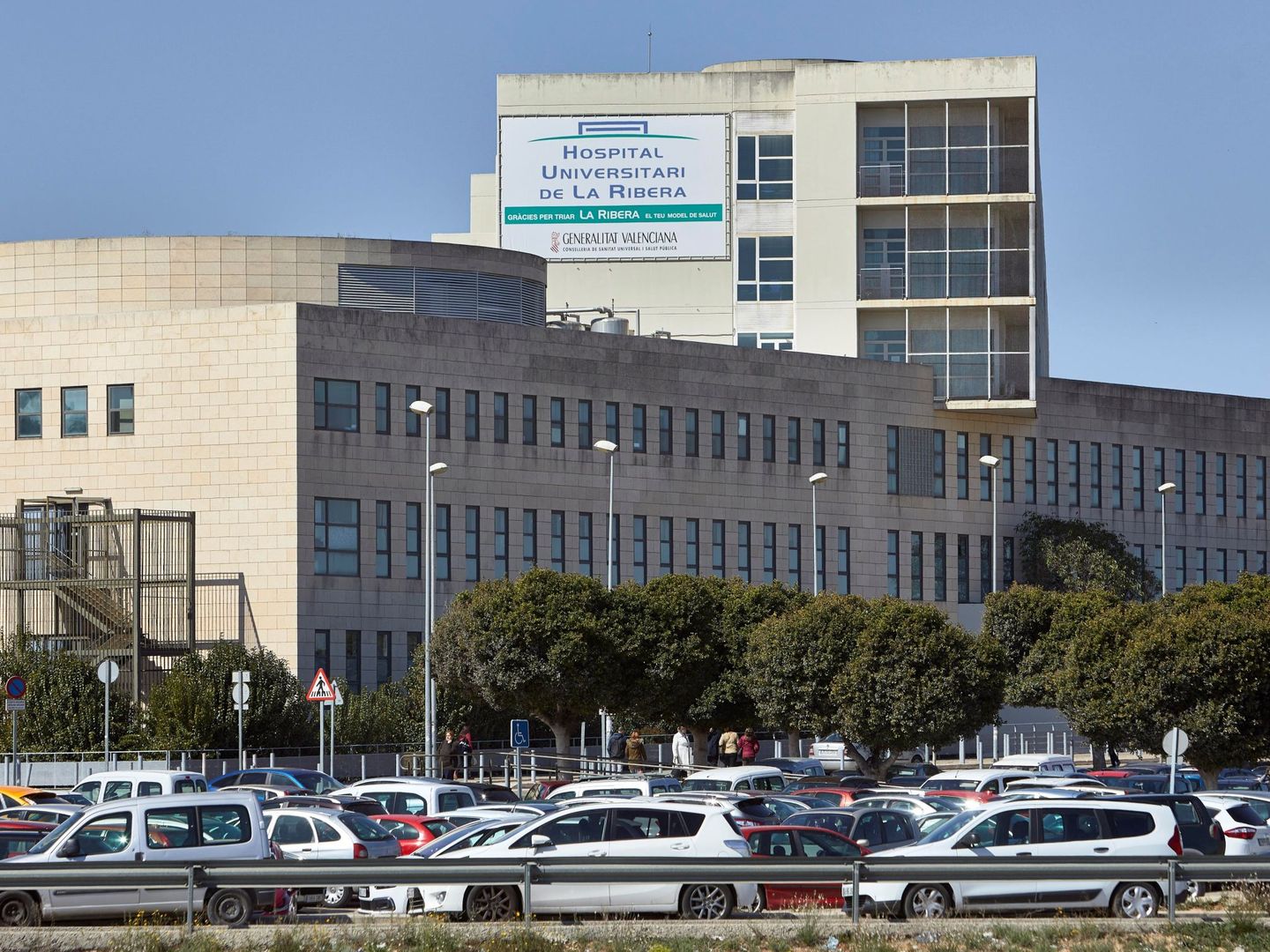El Hospital de Alzira ha pasado a integrarse en la red gestionada por la Conselleria de Sanidad. (EFE)