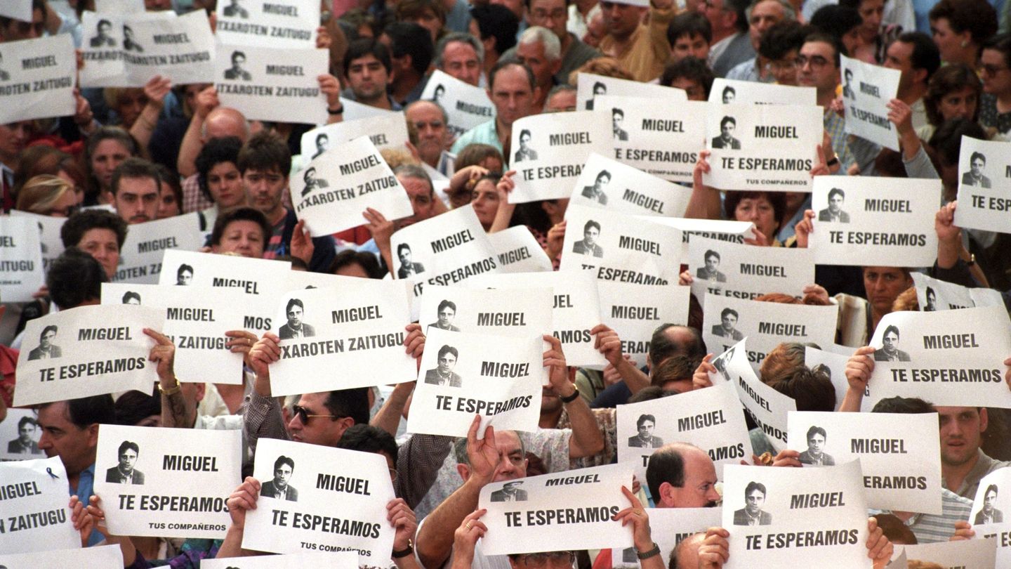 Manifestación celebrada en Ermua para pedir la libertad de Miguel Angel Blanco, secuestrado por ETA. (EFE)