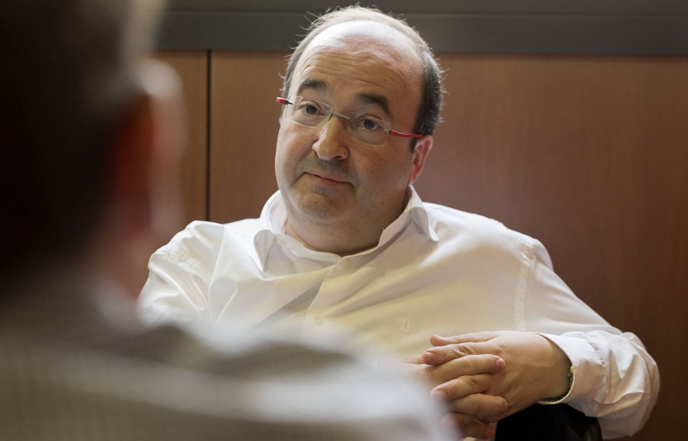 Miquel Iceta, durante la entrevista con El Confidencial en su despacho. (Laura Gómez)