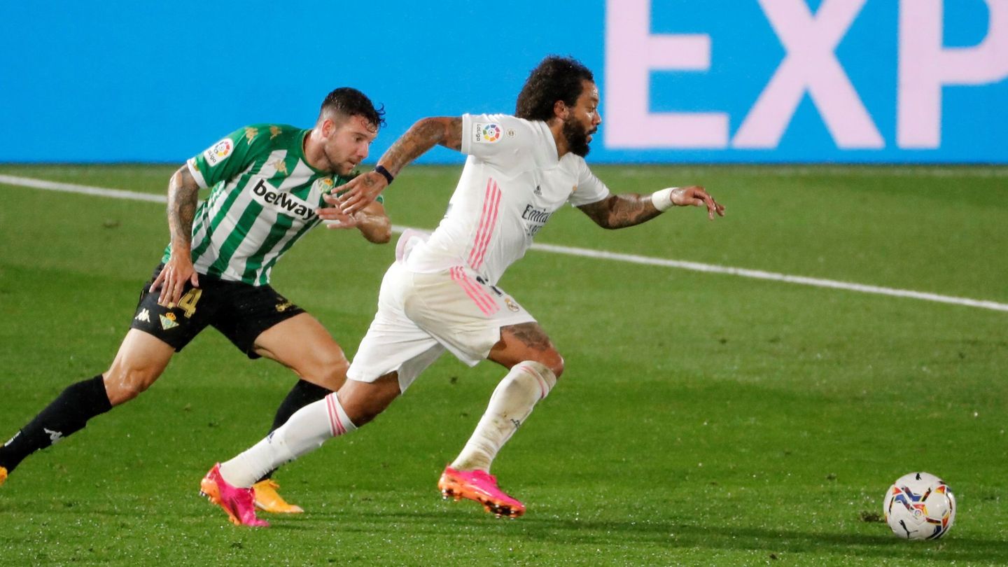 Marcelo esquiva a un rival. (Reuters)